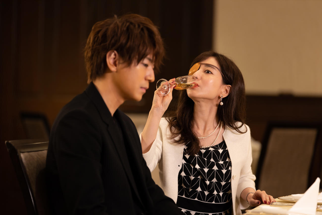 テレビ朝日系ドラマ「M　愛すべき人がいて」第4話での三浦翔平（左）と田中みな実
