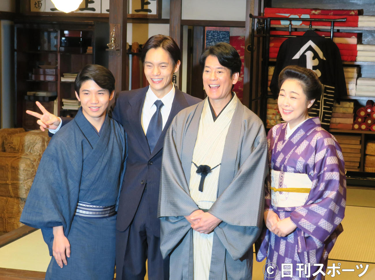 左から佐久本宝、窪田正孝、唐沢寿明、菊池桃子（2019年12月18日撮影）