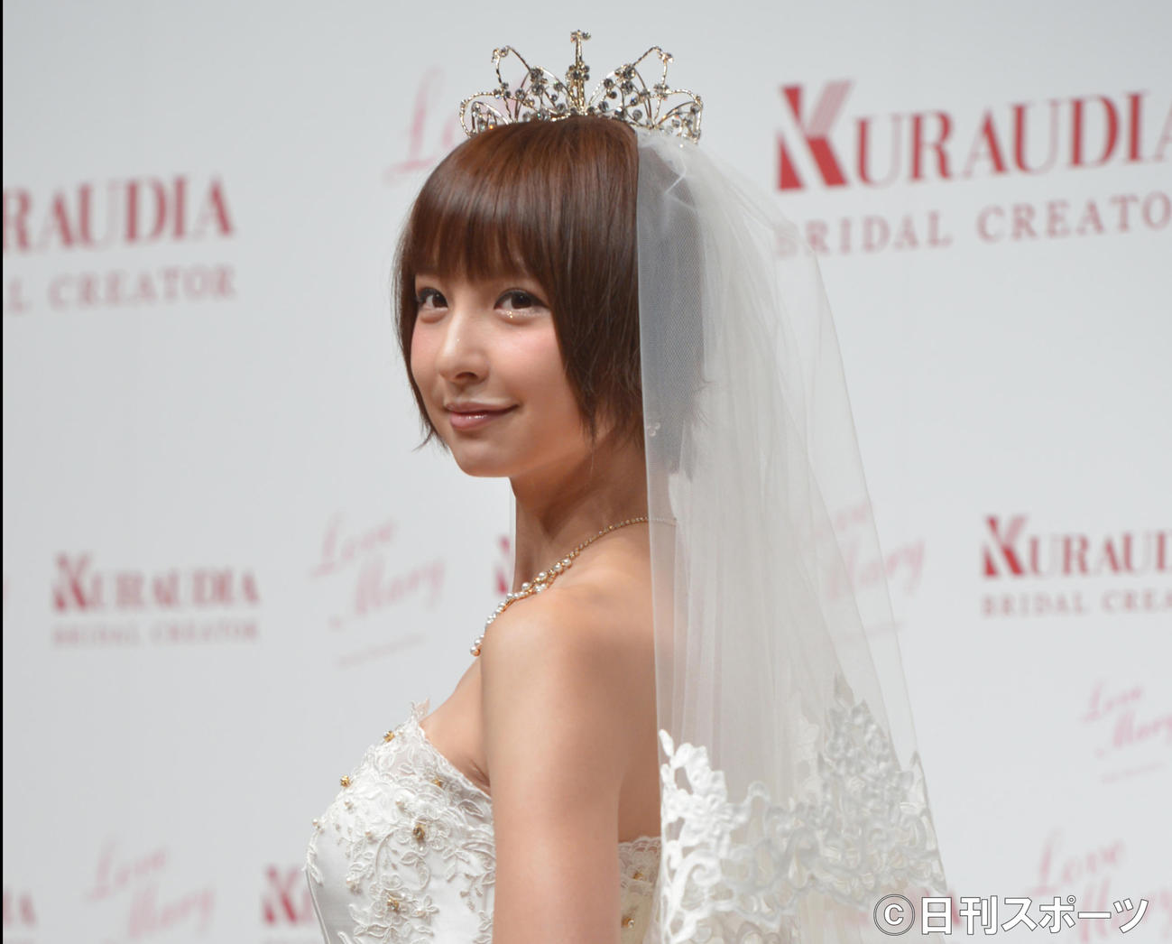 自らがプロデュースしたウエディングドレスを披露する篠田麻里子（2013年4月8日撮影）