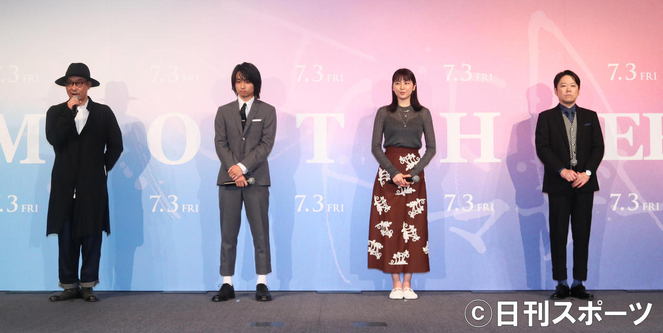 映画「MOTHER　マザー」完成披露舞台あいさつイベントに登壇した左から大森立嗣監督、奥平大兼、長沢まさみ、阿部サダヲ（撮影・足立雅史）