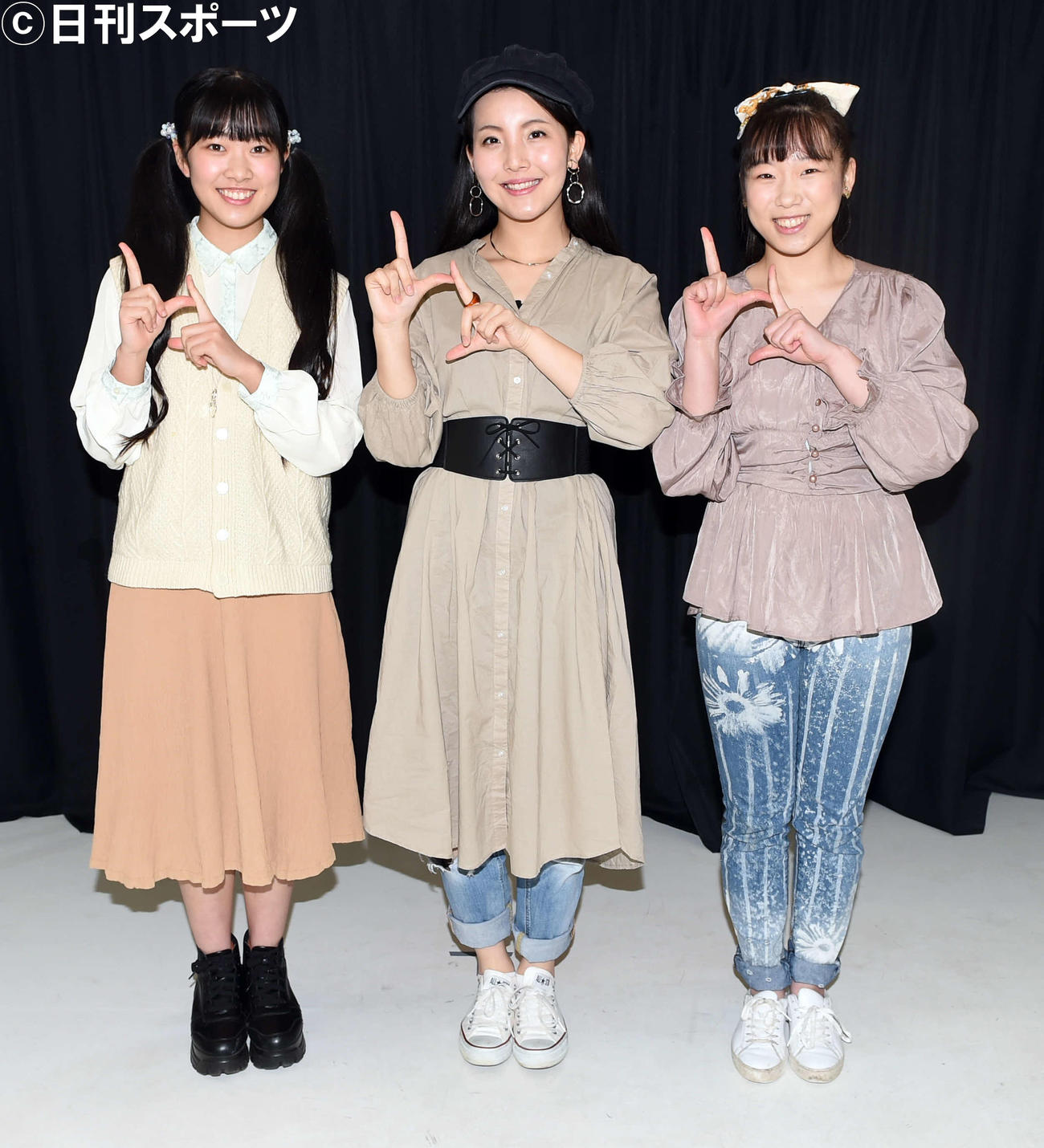 オリジナルポーズをするみちのく仙台ORI☆姫隊。左からSEIKA、NODOCA、MIHO（撮影・山田愛斗）