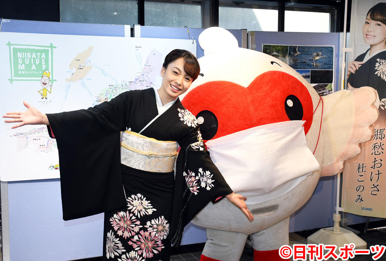 新潟のゆるキャラ「とっぴー」と新曲「郷愁おけさ」をPRする杜このみ（撮影・大友陽平）