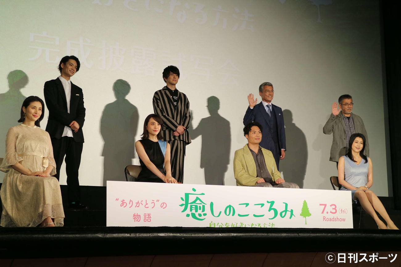 映画「癒しのこころみ　自分を好きになる方法」の完成披露舞台あいさつに出席した、前列左から橋本マナミ、松井愛莉、八木将康、藤原紀香、後列左から秋沢健太朗、水野勝、渡辺裕之、篠原哲雄監督