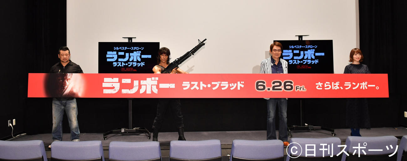 映画「ランボー　ラスト・ブラッド」のイベントで、ソーシャルディスタンスを意識しパネルを持つ、左からケンドーコバヤシ、ランボーに扮（ふん）した武田真治、ささきいさお、花沢香菜（撮影・柴田隆二）