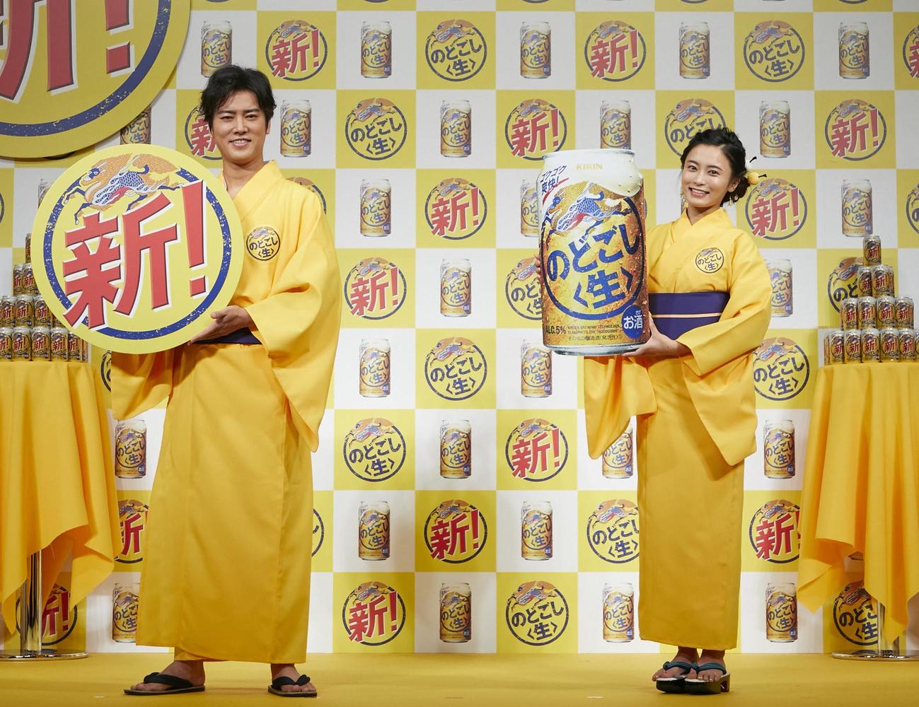 キリン新CMイベント「新しくなった　のどごし〈生〉出発式！」に参加した桐谷健太（左）と小島瑠璃子