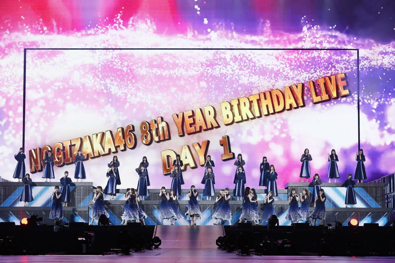 今年2月に行われたデビュー8周年記念バースデーライブでパフォーマンスする乃木坂46