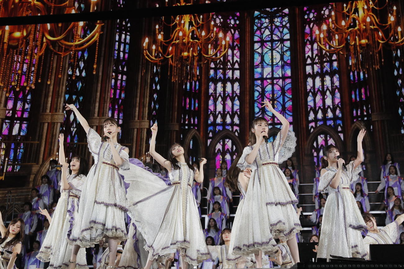 今年2月に行われたデビュー8周年記念バースデーライブでパフォーマンスする乃木坂46
