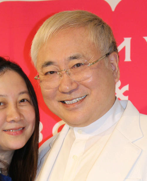高須克弥院長（右）と、交際中の漫画家西原理恵子氏（2016年12月18日撮影）