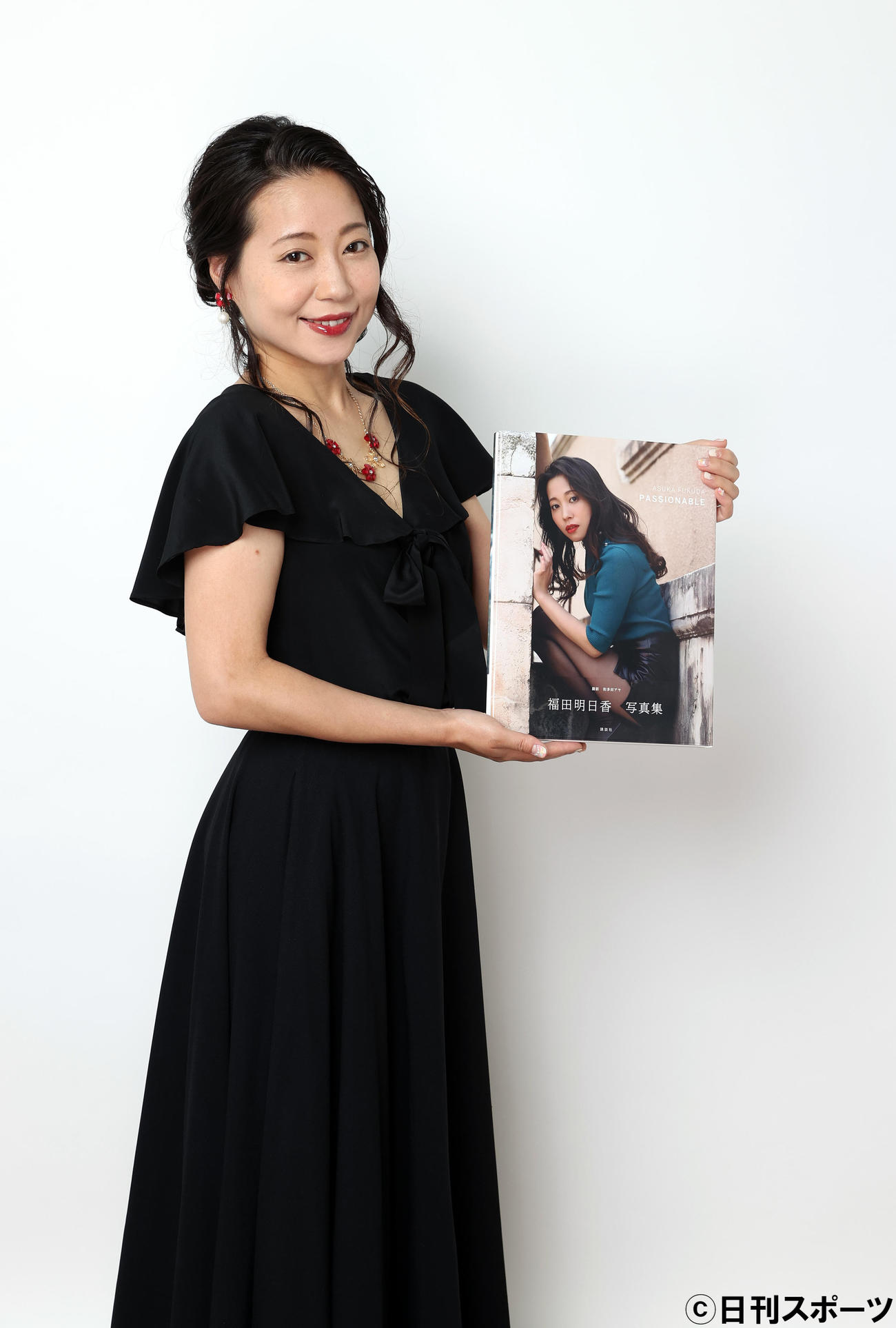 写真集「PASSIONABLE」を手にする福田明日香（撮影・大野祥一）