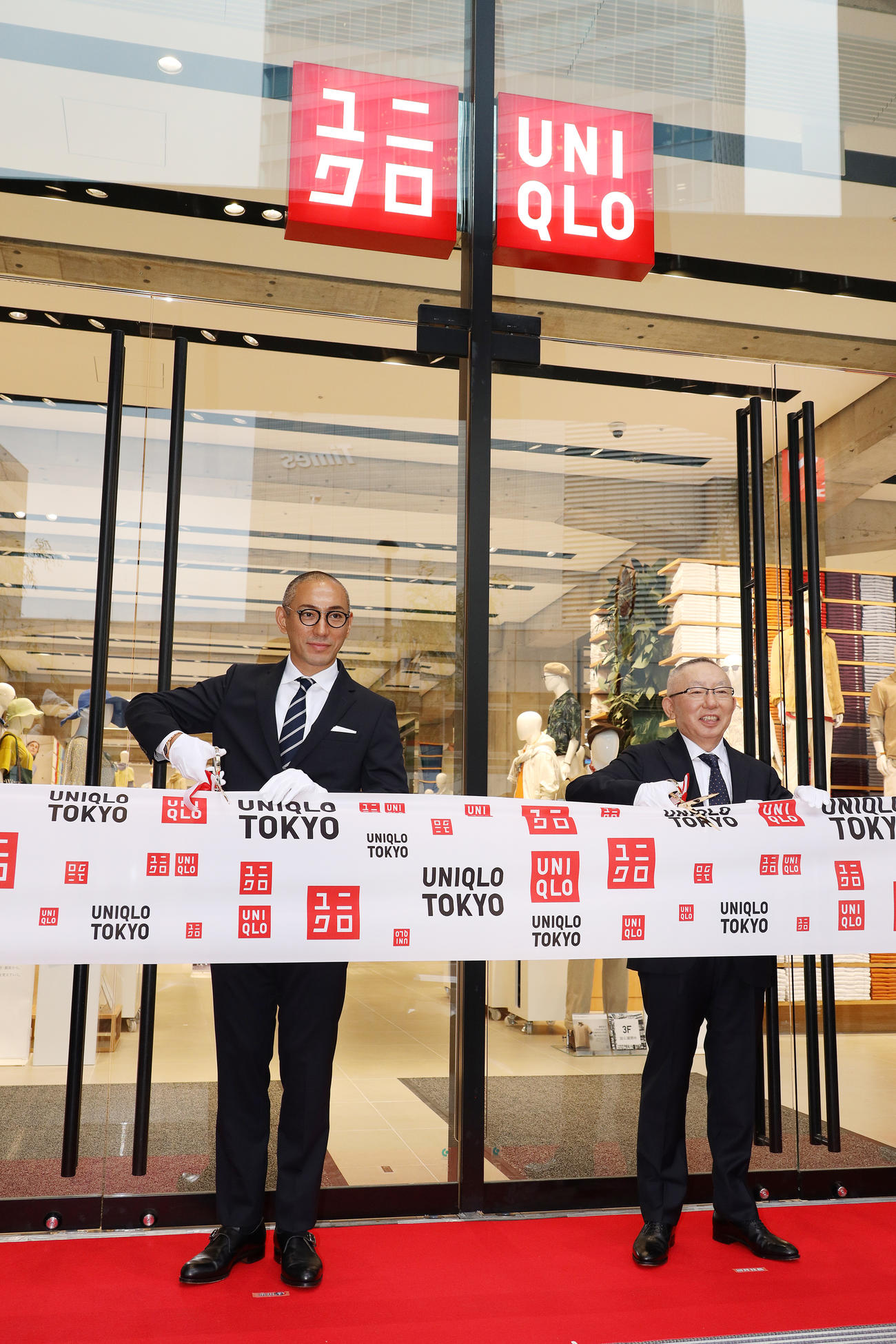 「UNIQLO　TOKYO」オープンでテープカットを行う市川海老蔵（左）とファーストリテイリング柳井正会長兼社長（撮影・中島郁夫）