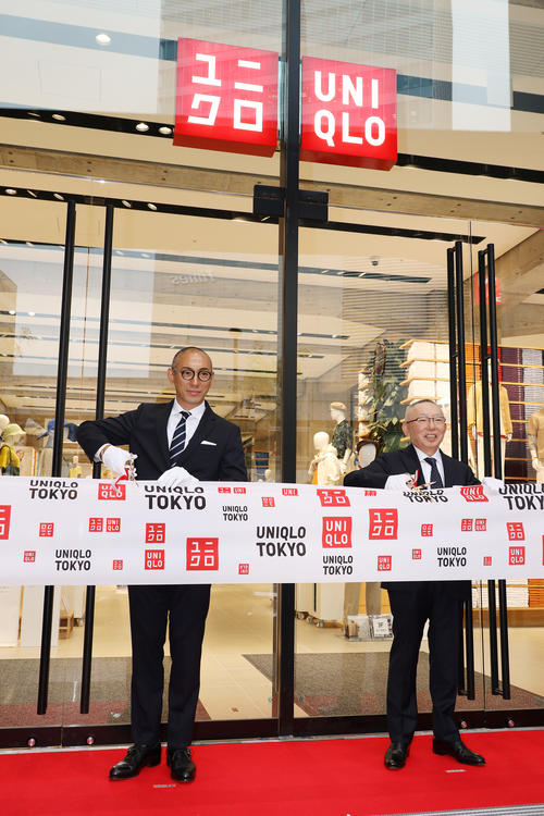 「UNIQLO TOKYO」オープンでテープカットを行う市川海老蔵(左)とファーストリテイリング柳井正会長兼社長(撮影・中島郁夫)