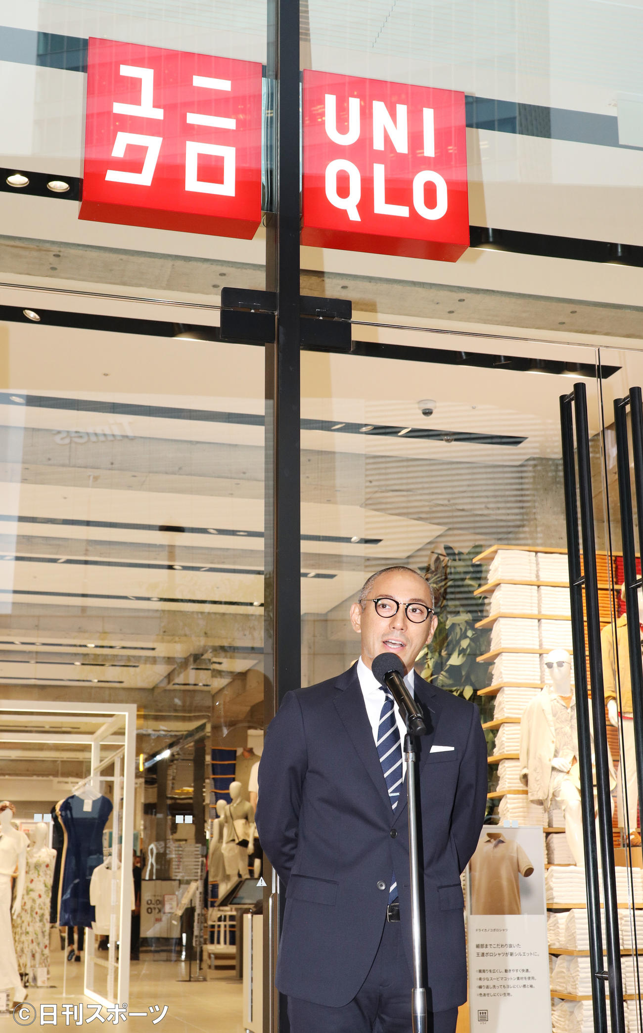「UNIQLO　TOKYO」オープンセレモニーであいさつする市川海老蔵（撮影・中島郁夫）