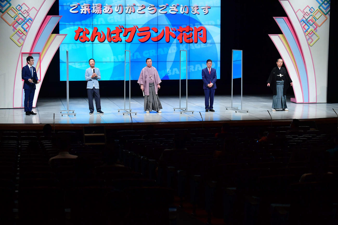 なんばグランド花月公演再開のセレモニーに出席した左から浅越ゴエ、中田カウス、桂文枝、西川きよし、桂文珍（外部提供）