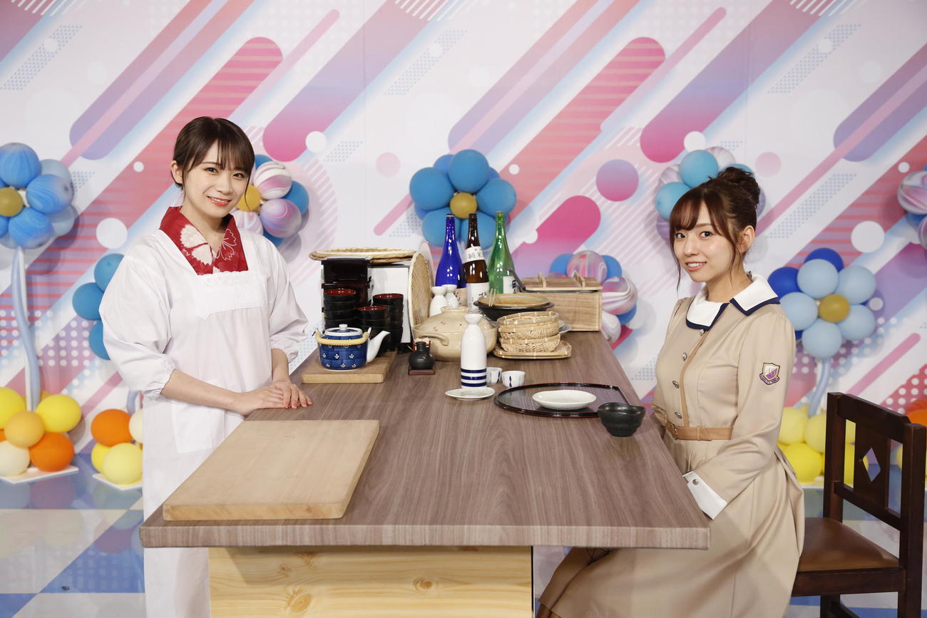 ABEMA「乃木坂46時間TV」で料理店企画に挑戦した秋元真夏（左）。右は新内眞衣
