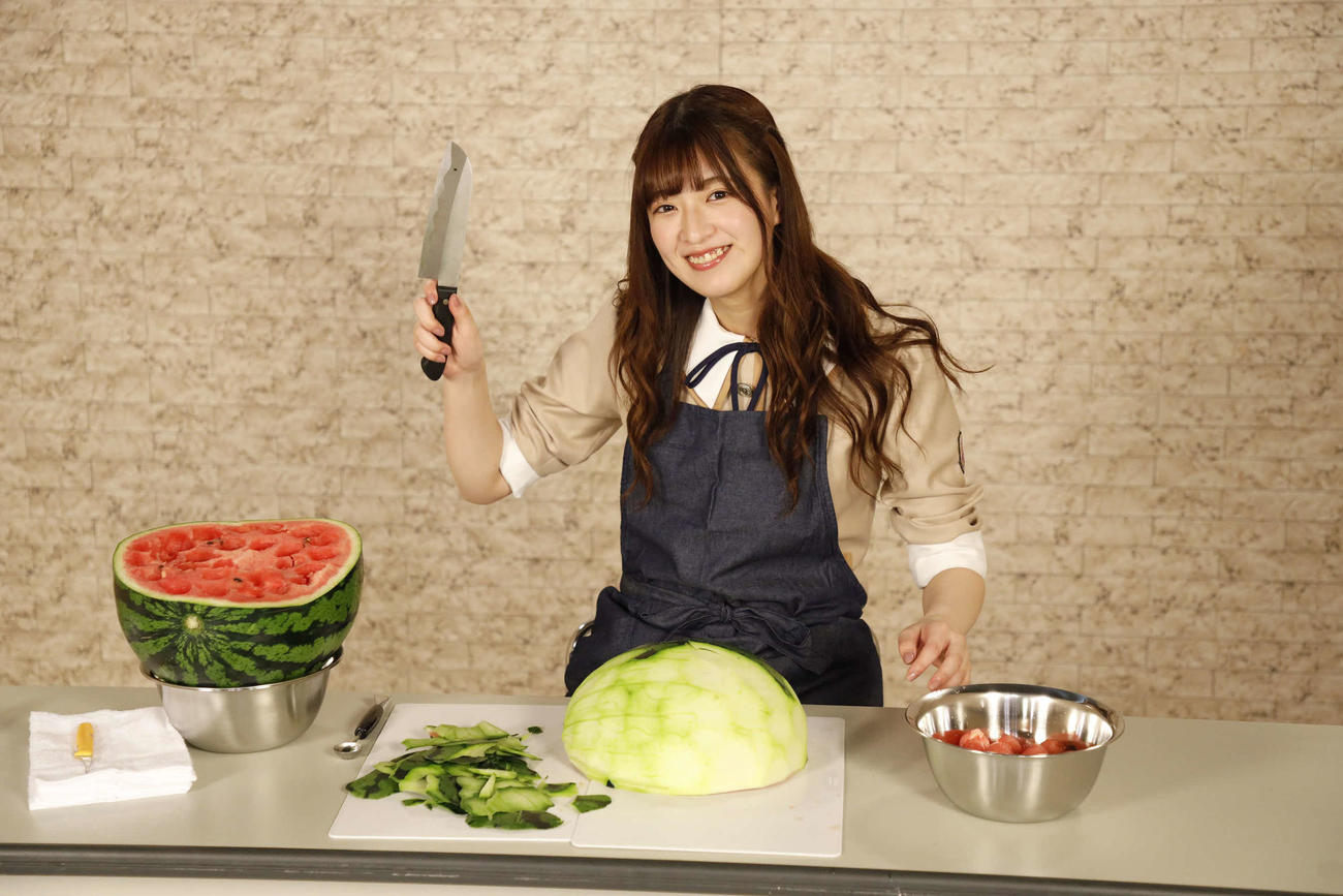 ABEMA「乃木坂46時間TV」でスイカを調理する吉田綾乃クリスティー