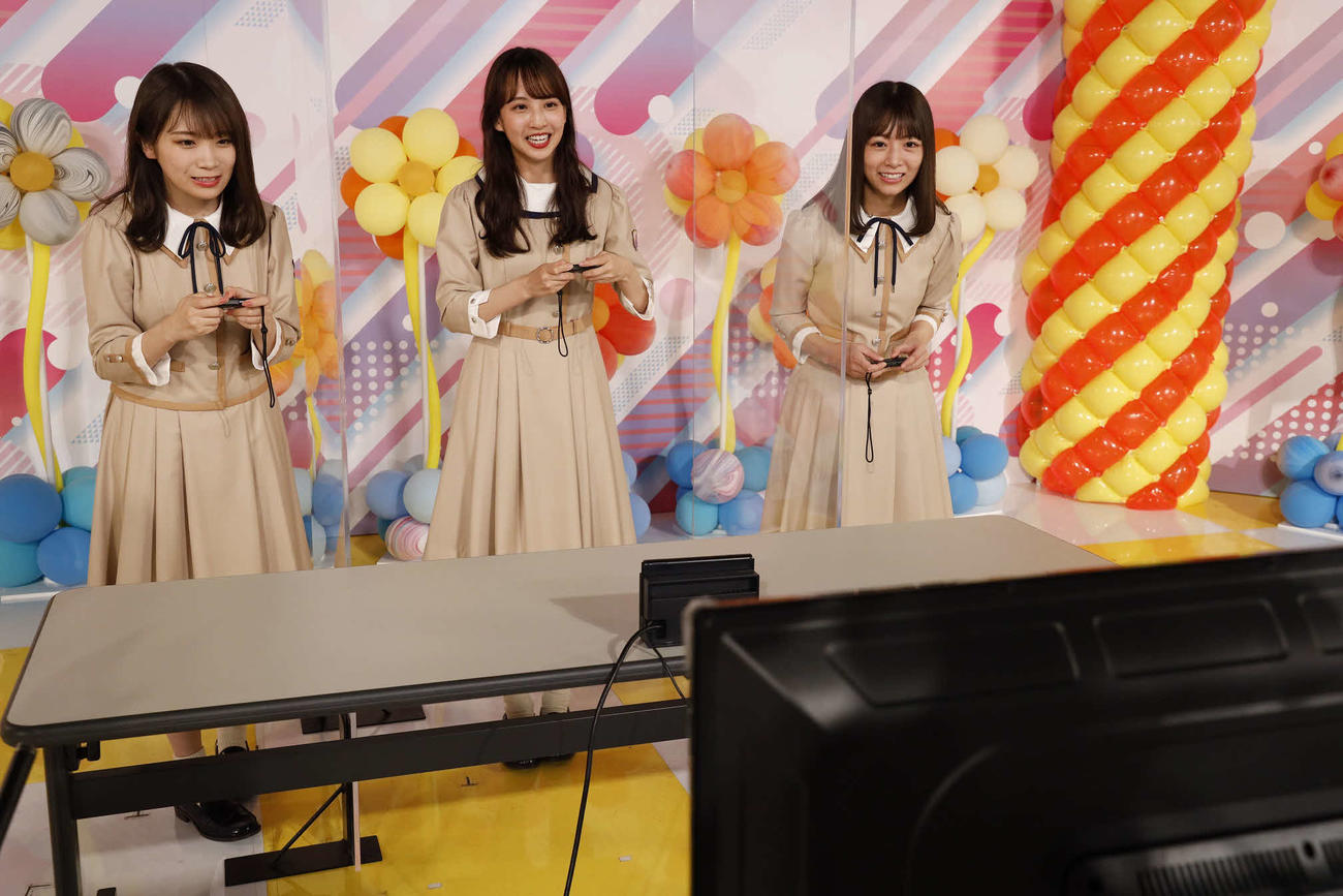 ABEMA「乃木坂46時間TV」でゲーム対決をする（左から）秋元真夏、佐藤楓、北野日奈子