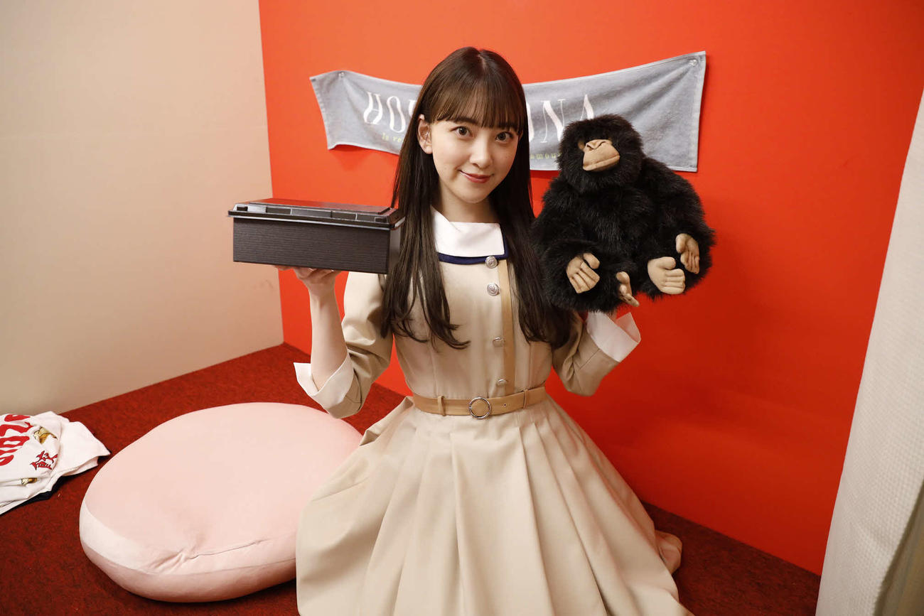 ABEMA「乃木坂46時間TV」の企画で豪華ランチを獲得し、個室ブースで笑顔を見せる堀未央奈