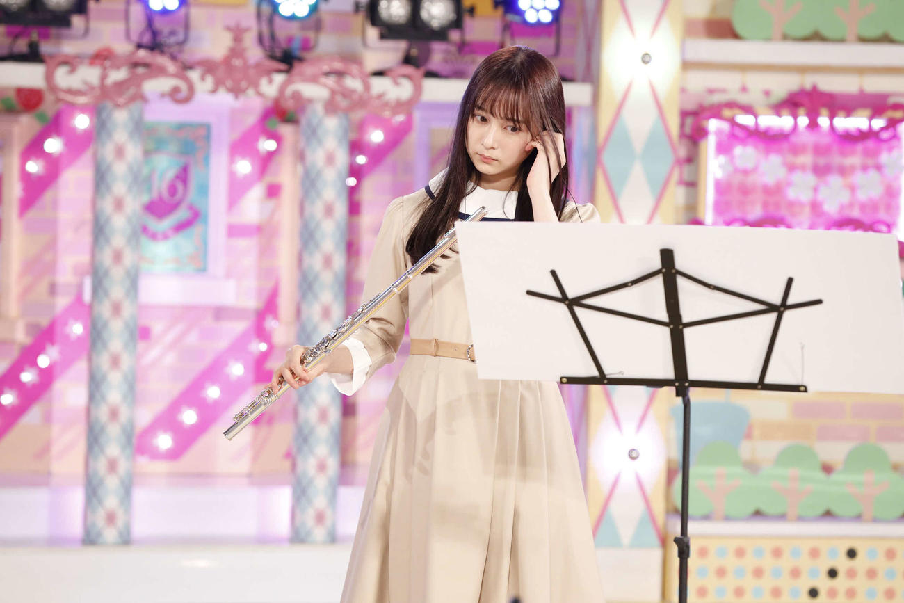 ABEMA「乃木坂46時間TV」でフルート演奏を披露する鈴木絢音