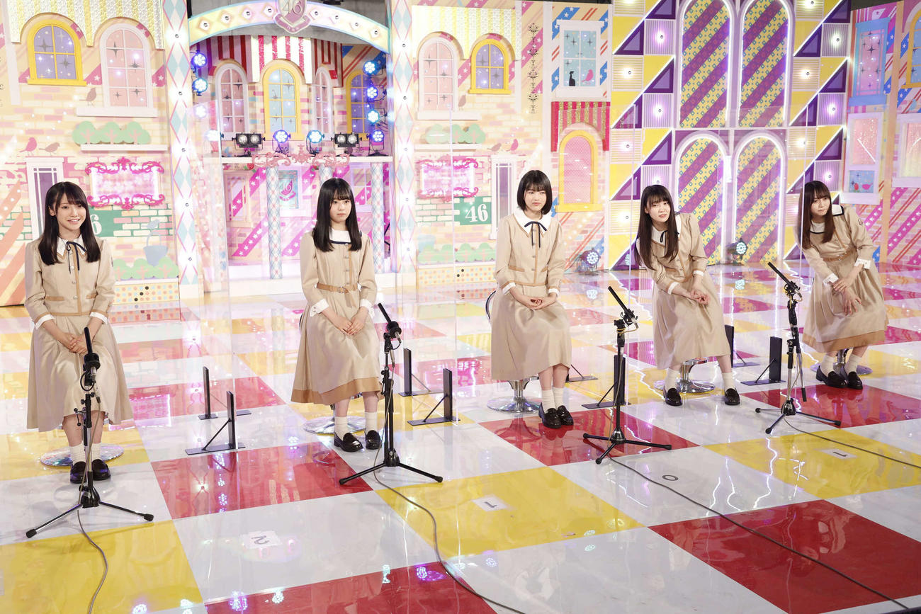 ABEMA「乃木坂46時間TV」に初出演した新4期生。左から黒見明香、佐藤璃果、林瑠奈、松尾美佑、弓木奈於