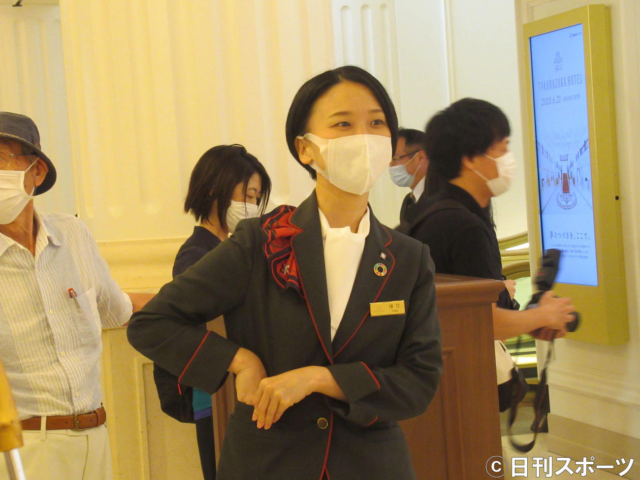 宝塚ホテルのロビーで客を迎える支配人の憧花ゆりのさん（撮影・星名希実）