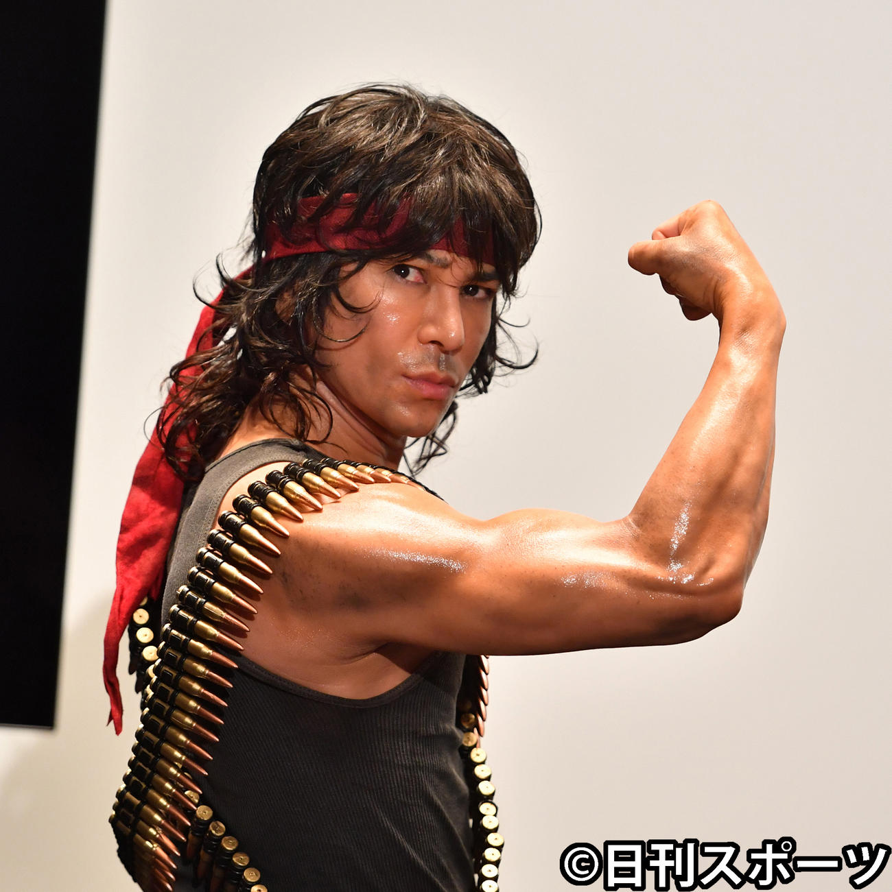 自慢の筋肉を披露するランボーに扮（ふん）した武田真治（2020年6月17日撮影）
