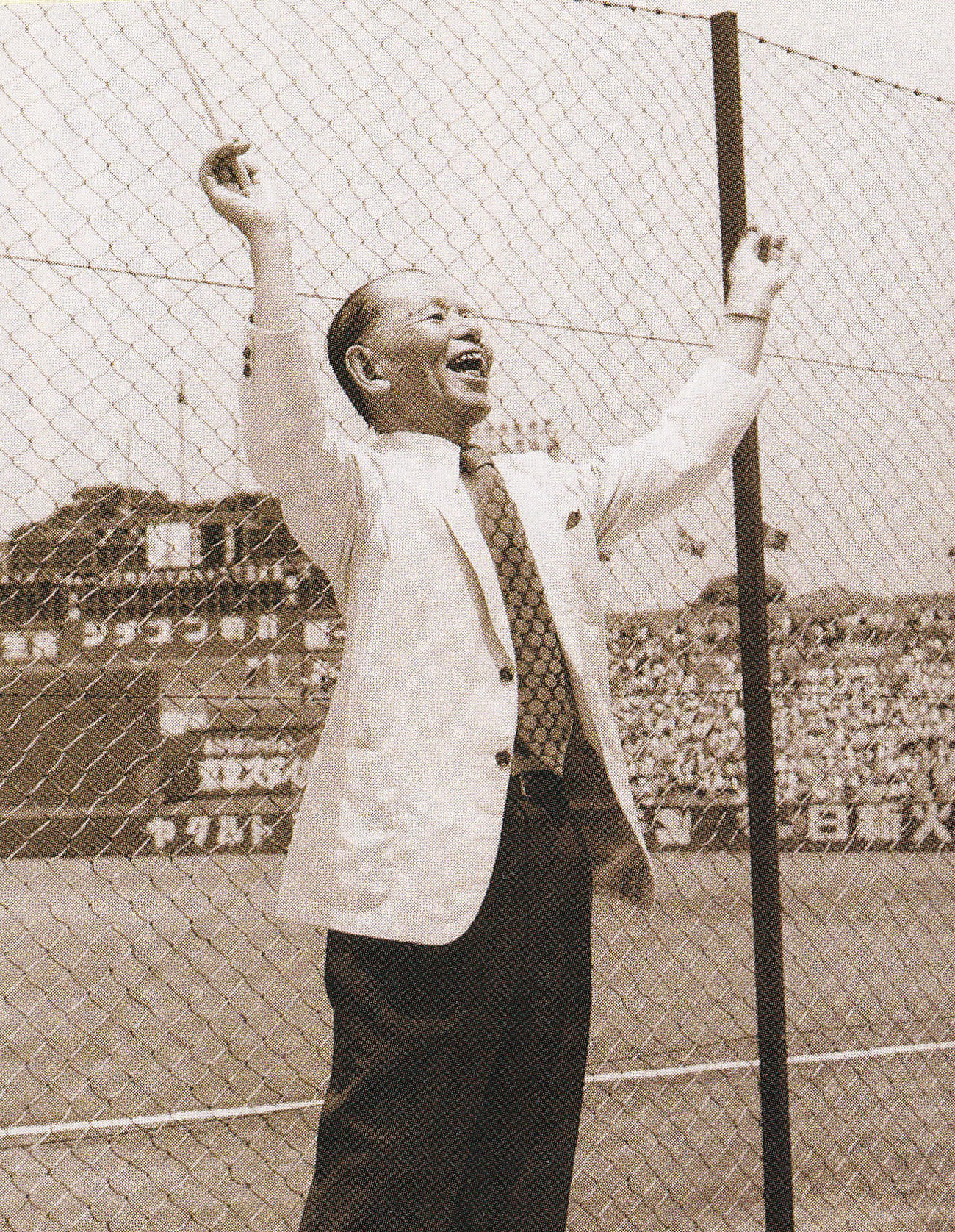 76年、神宮球場で早慶戦の応援で指揮をとる古関裕而氏（古関正裕氏提供）