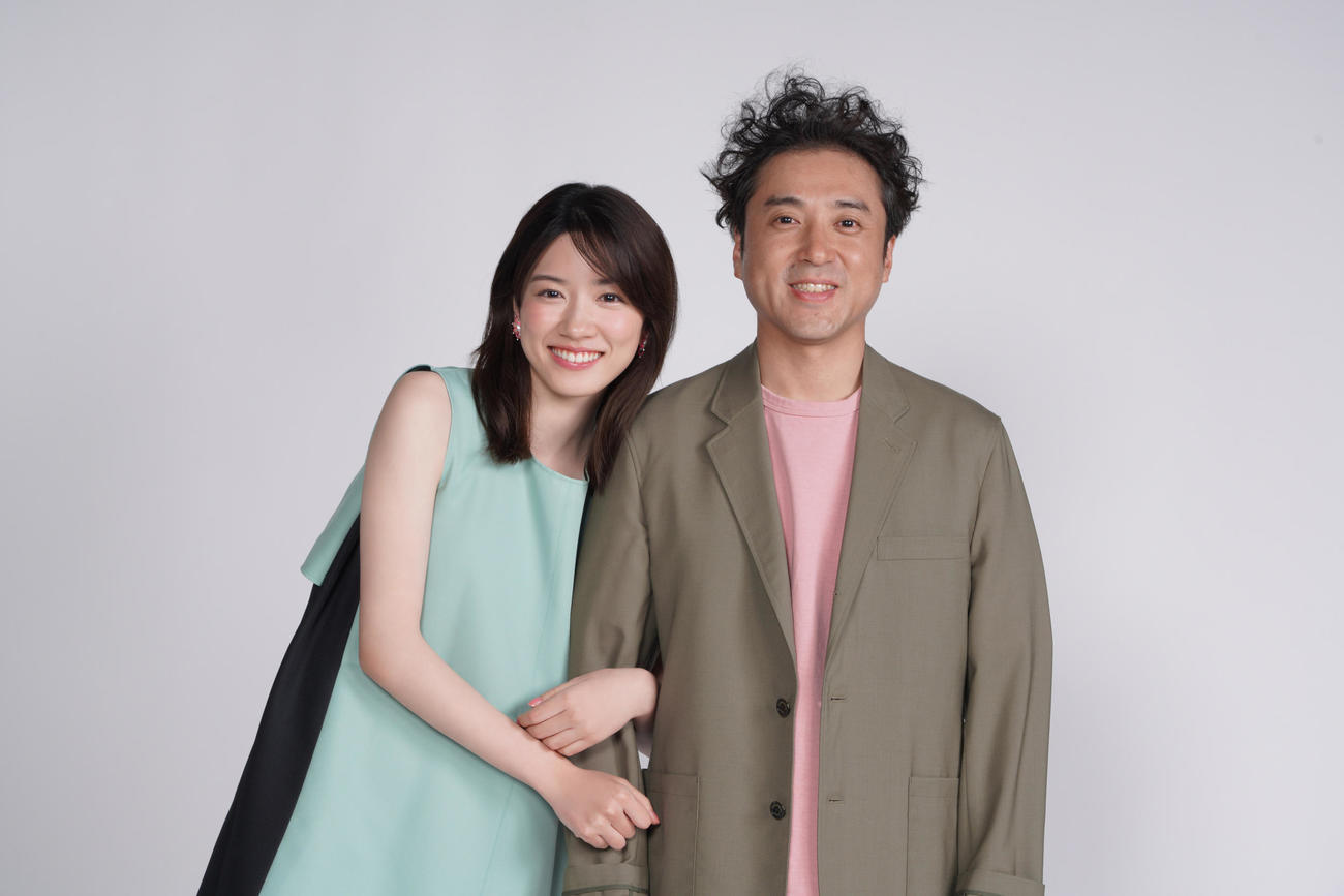 「親バカ青春白書」に出演する永野芽郁（左）とムロツヨシ