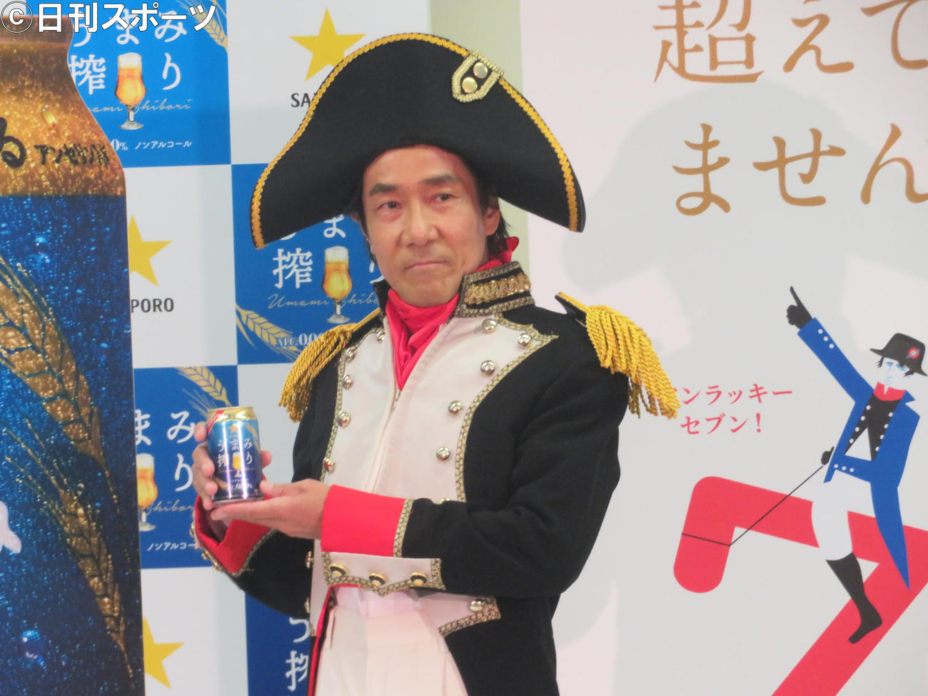 新商品をPRする岸谷五朗