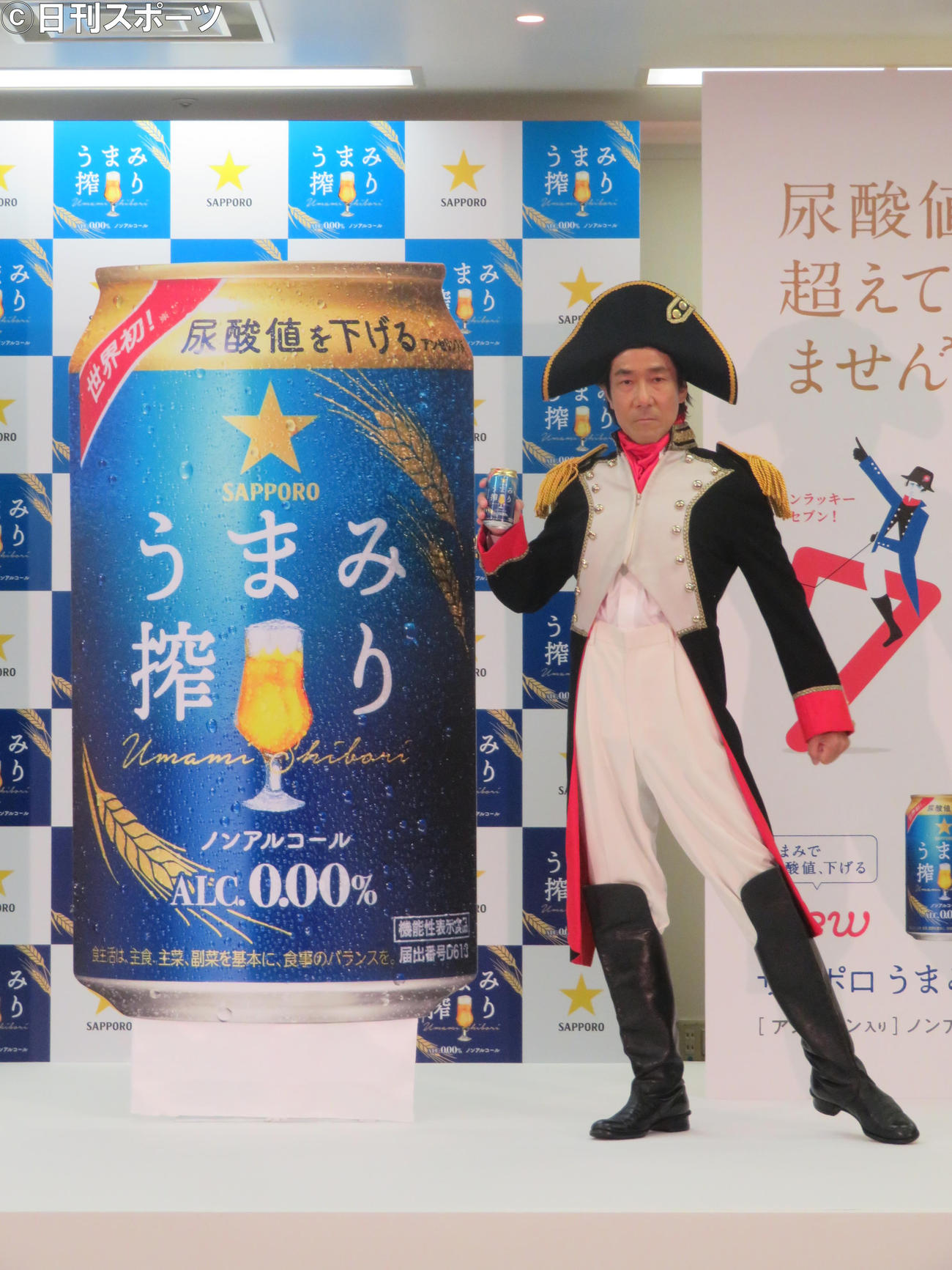 ナポレオンに扮しポーズを決める岸谷五朗