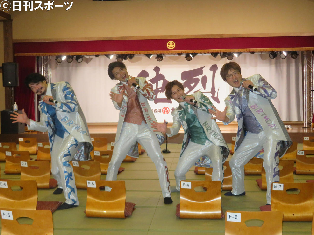 新曲のキメポーズを披露する純烈。左から小田井涼平、白川裕二郎、後上翔太、酒井一圭