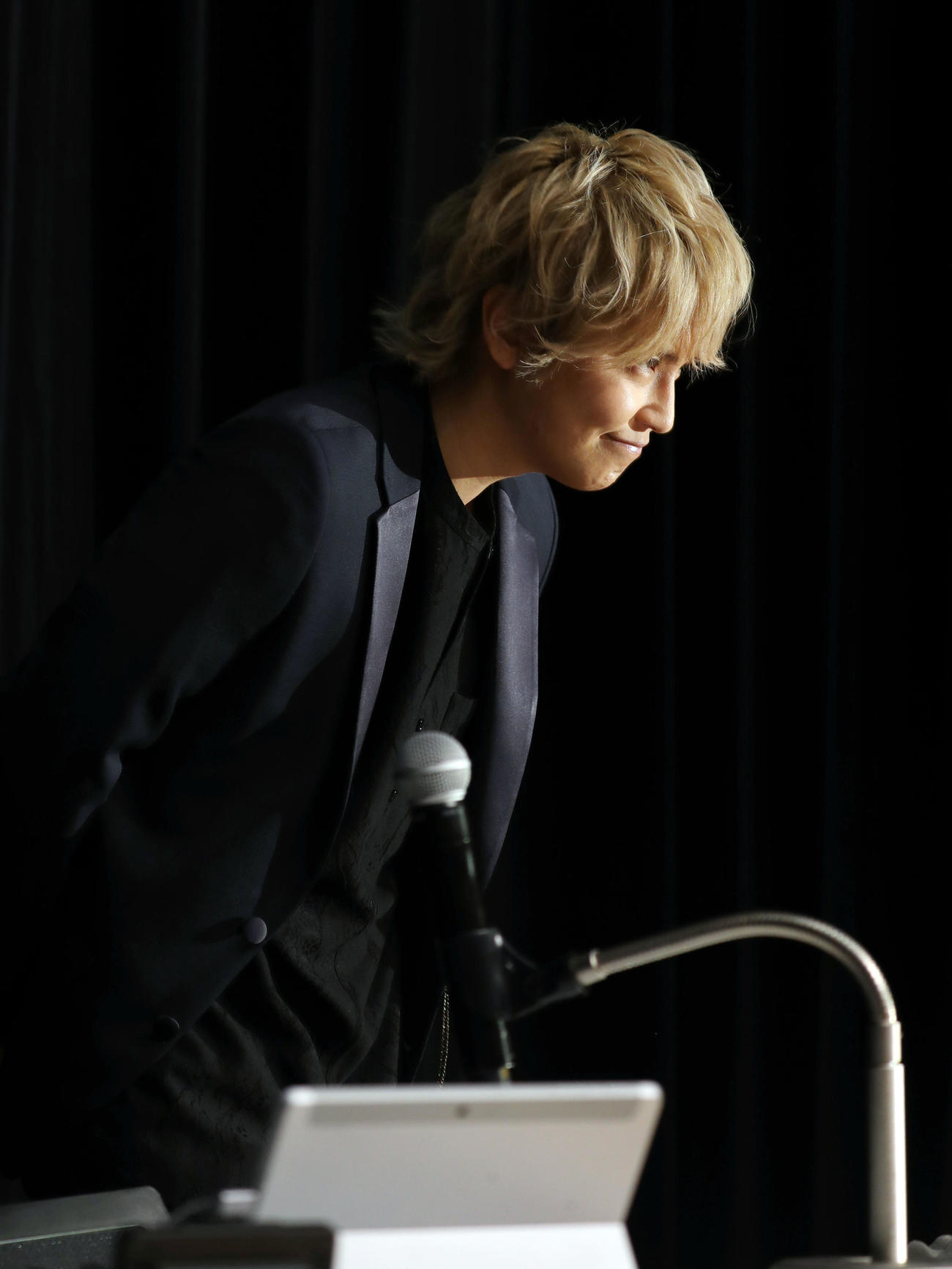会見前、報道陣に一礼する元NEWSの手越祐也（撮影・狩俣裕三）