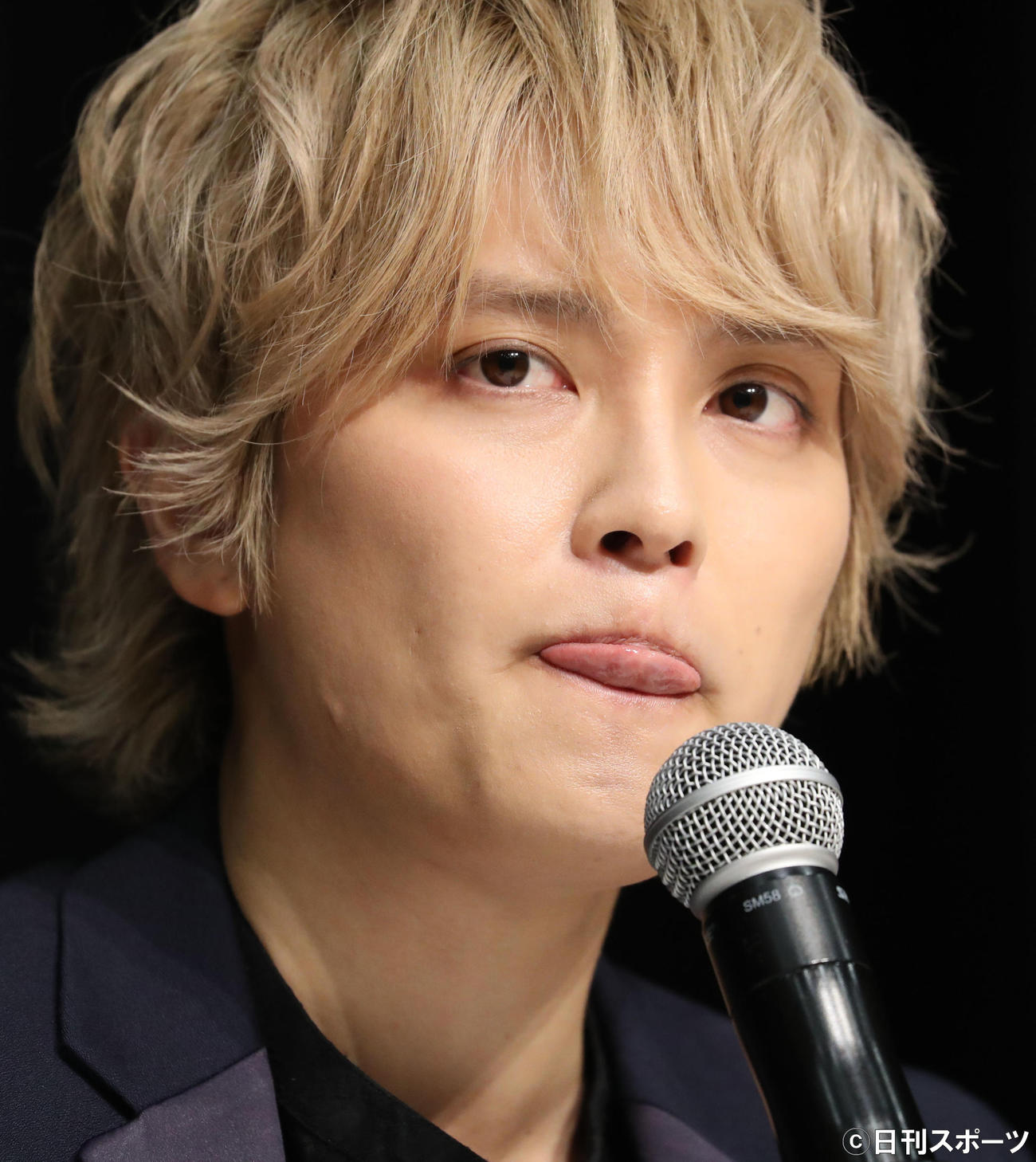 会見で唇をなめる元NEWSの手越祐也（撮影・狩俣裕三）