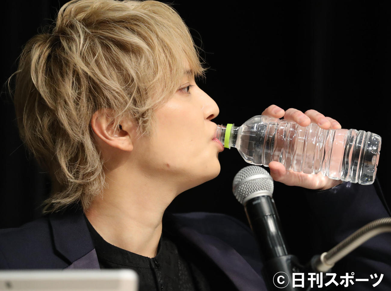 会見中、水を飲む元NEWSの手越祐也（撮影・狩俣裕三）