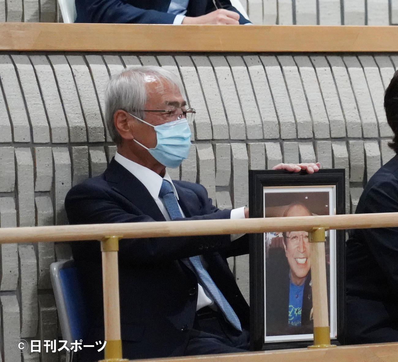 東村山市議会6月定例会に志村さんの写真をもって傍聴する志村さんの兄・知之さん（撮影・佐藤成）