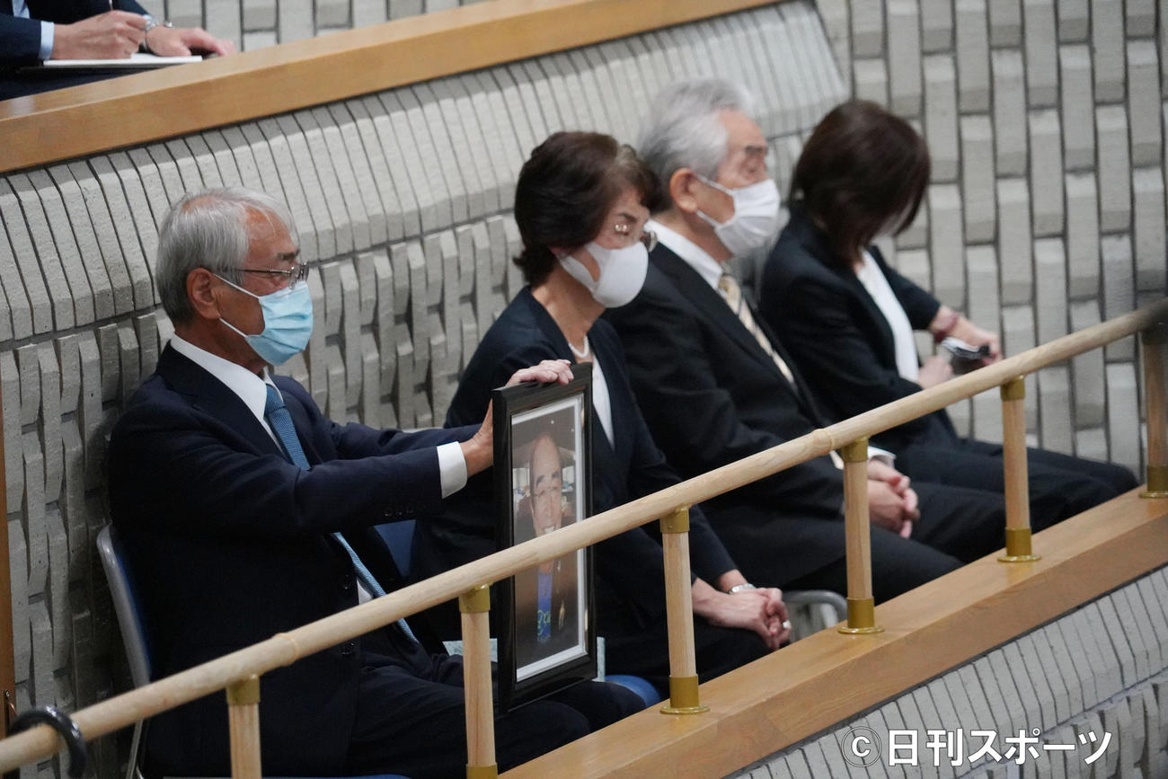 東村山市議会6月定例会に志村さんの写真をもって傍聴する志村さんの兄・知之さん（左）ら遺族（撮影・佐藤成）