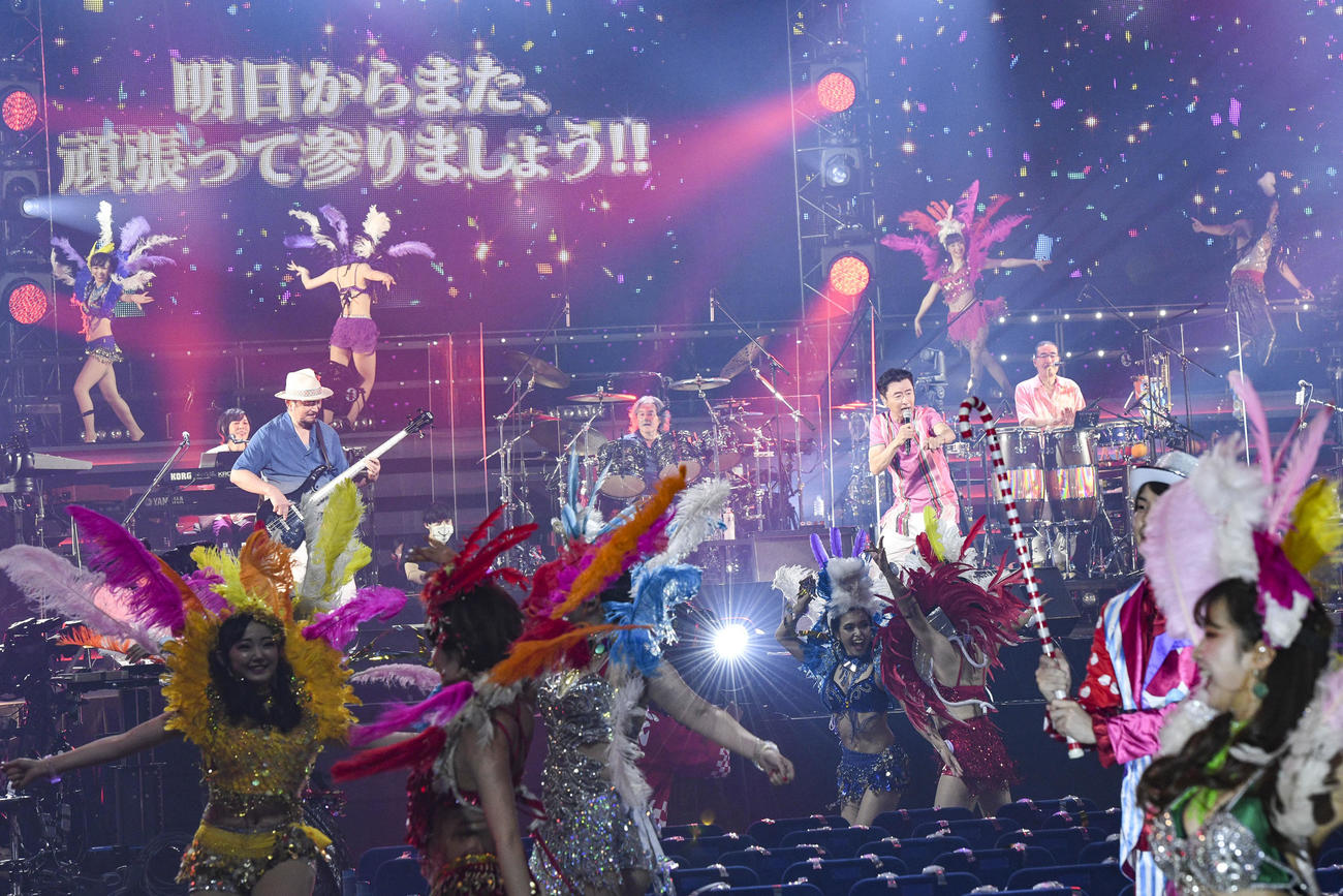 横浜アリーナで無観客ライブを行ったサザンオールスターズ。ダンサーが客席で踊るのも無観客ならでは！