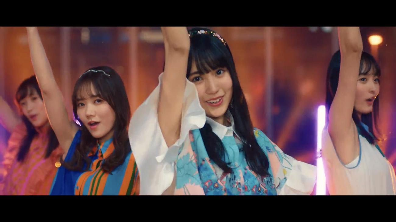 「I　see…」ミュージックビデオのワンシーン。笑顔でパフォーマンスする賀喜遥香