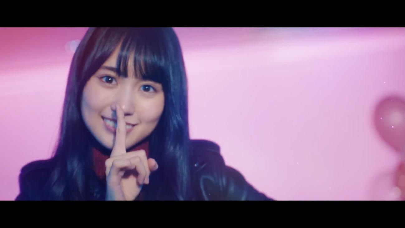 「I　see…」ミュージックビデオのワンシーン。笑顔でパフォーマンスする賀喜遥香