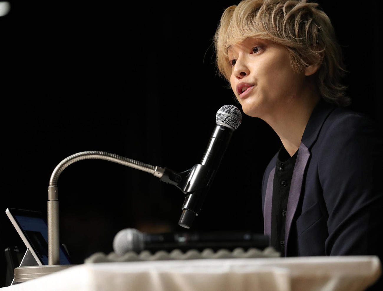 20年6月23日、会見で質問に答える元NEWSの手越祐也
