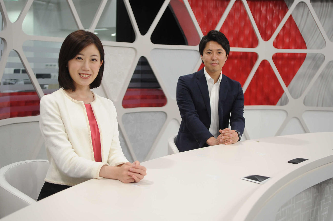 石橋アナ（左）は先輩の岡アナとともに日々のニュースを伝える