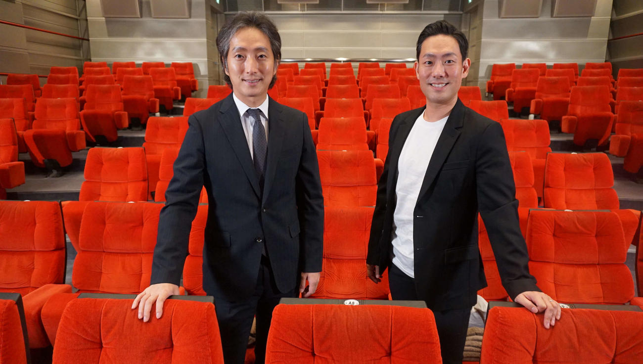 歌舞伎の生配信を行う中村勘九郎（右）、中村七之助