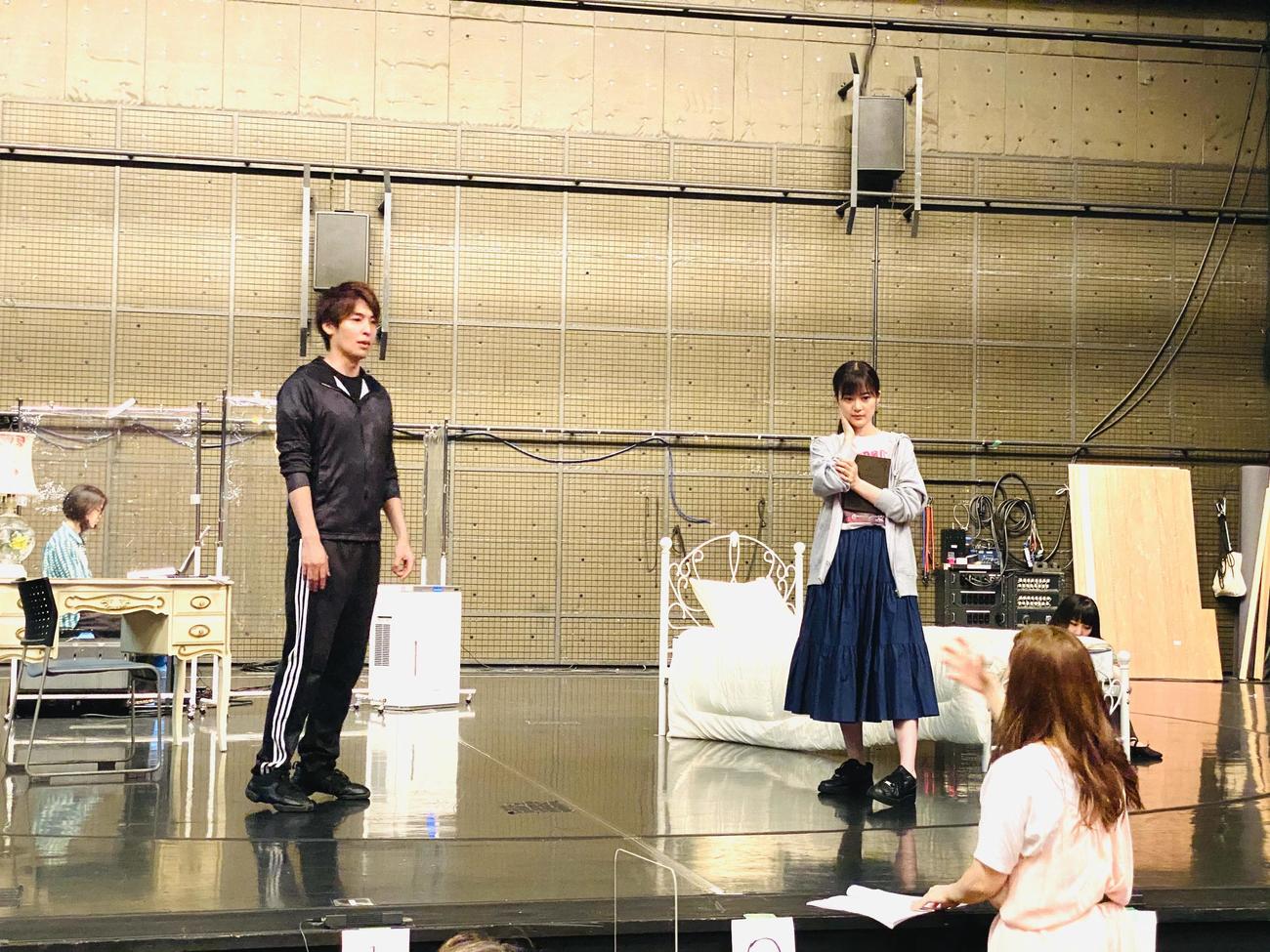 シアタークリエの舞台上で稽古する生田絵梨花（右）と海宝直人（左）は、根本宗子氏（手前右）から指示を受ける