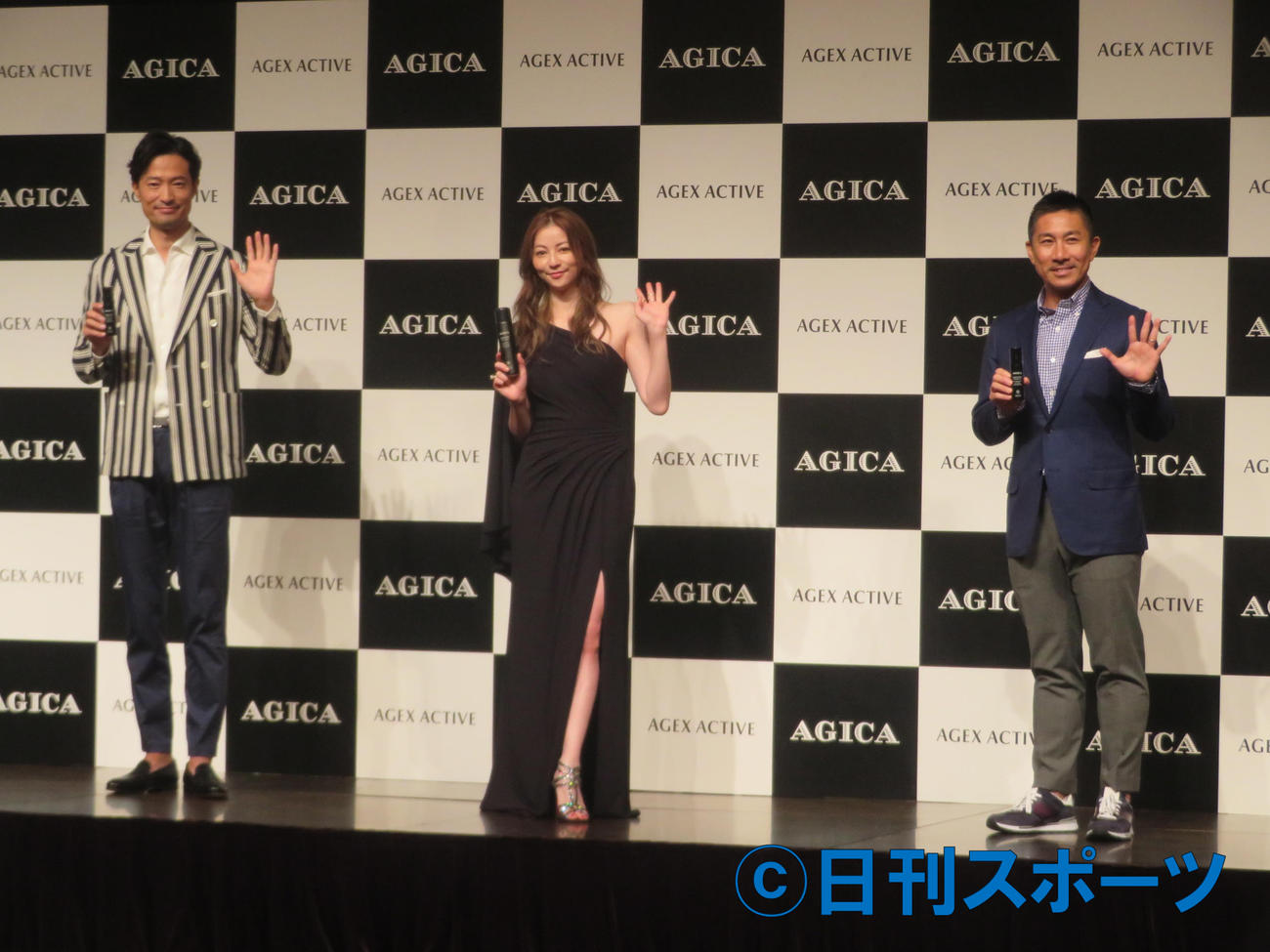 男性用スキンケアブランド「AGICA」新製品発表会に出席した、左から前川泰之、香里奈、前園真聖