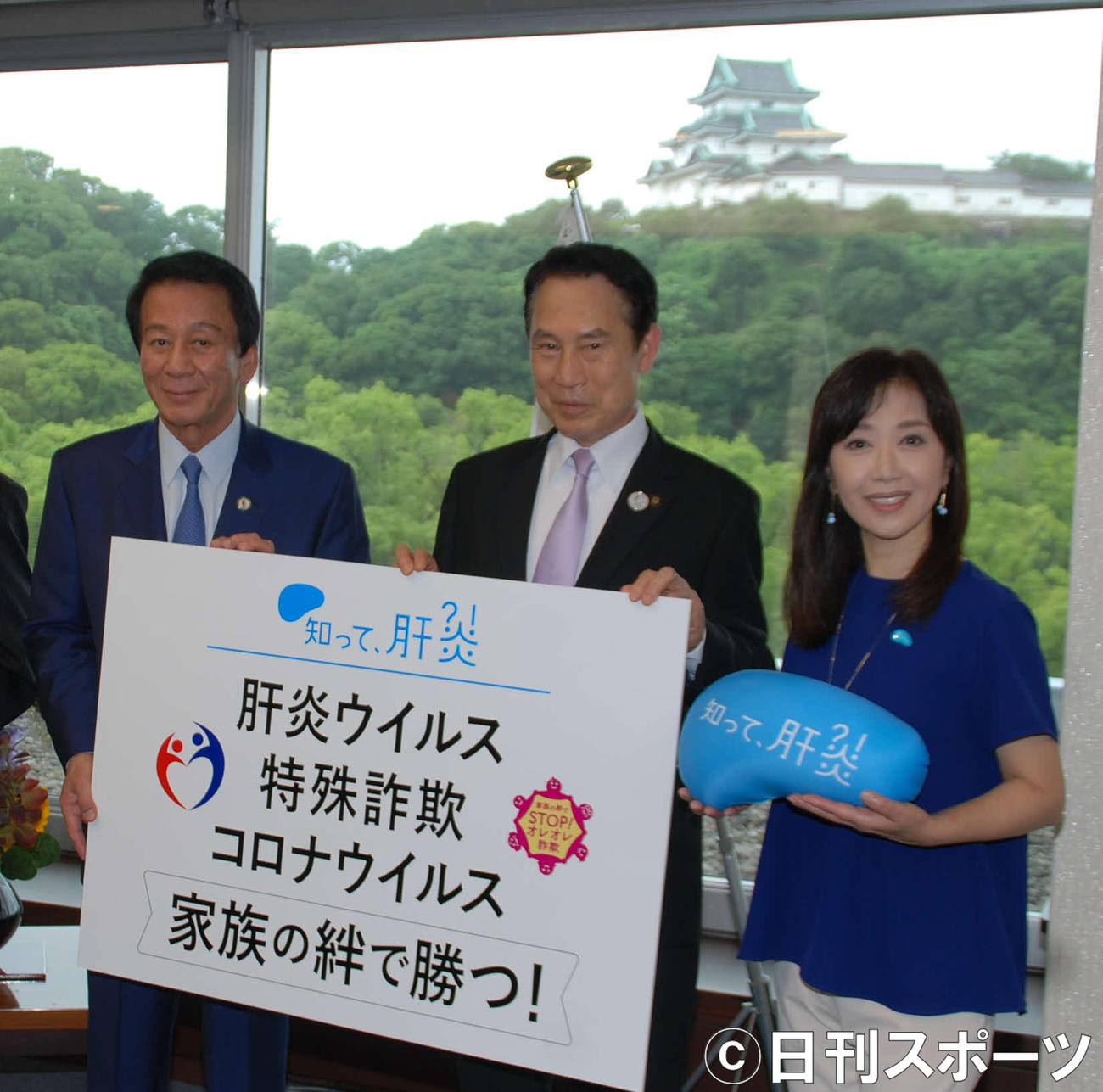 左から杉良太郎、尾花正啓和歌山市長、伍代夏子（撮影・松浦隆司）
