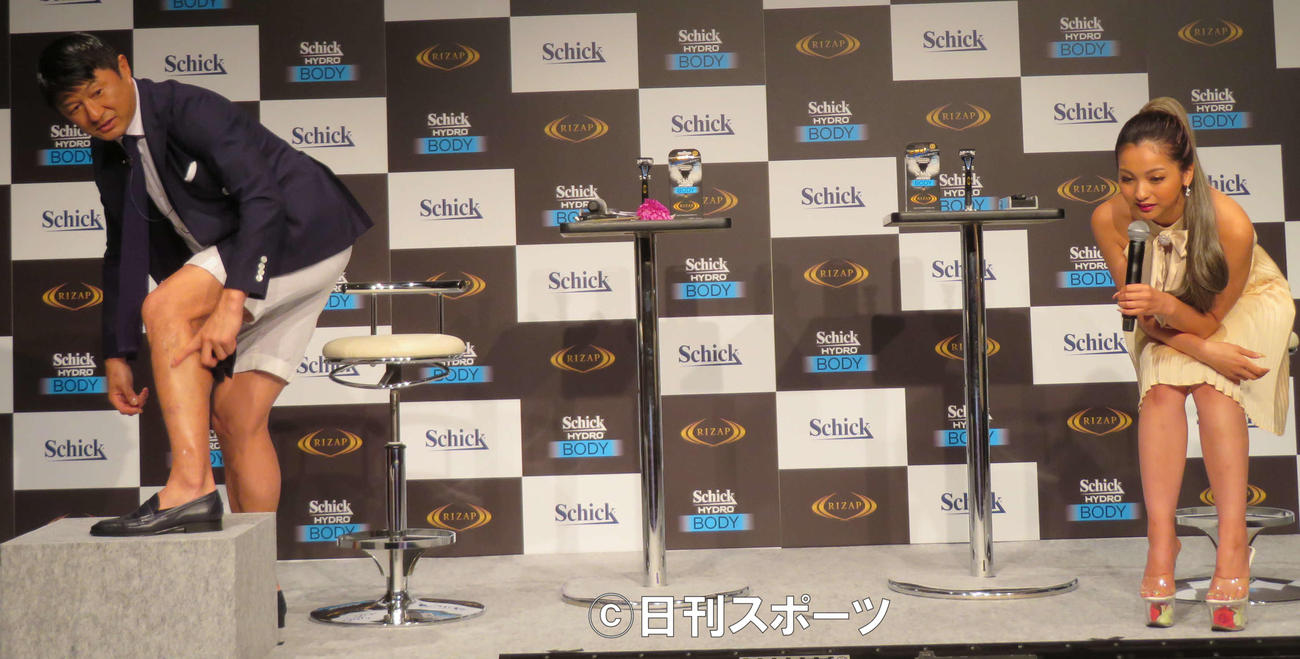 「シック　ハイドロボディ　ライザップコラボキャンペーン」プレス発表会で、人生初の公開剃毛を行う武田修宏氏と、見詰めるゆきぽよ（撮影・村上幸将）