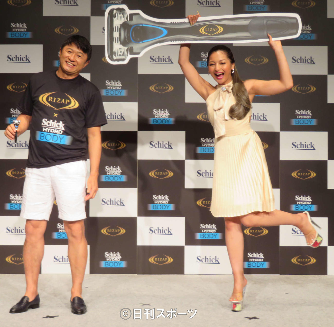 「シック　ハイドロボディ　ライザップコラボキャンペーン」プレス発表会に出席した武田修宏氏と、ゆきぽよ（撮影・村上幸将）