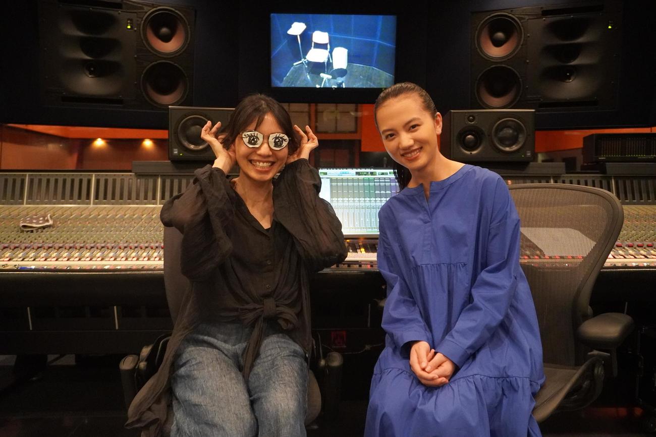 初主演映画「宇宙でいちばんあかるい屋根」の主題歌を本人名義で歌うことが分かった清原果耶（右）と楽曲提供したCocco