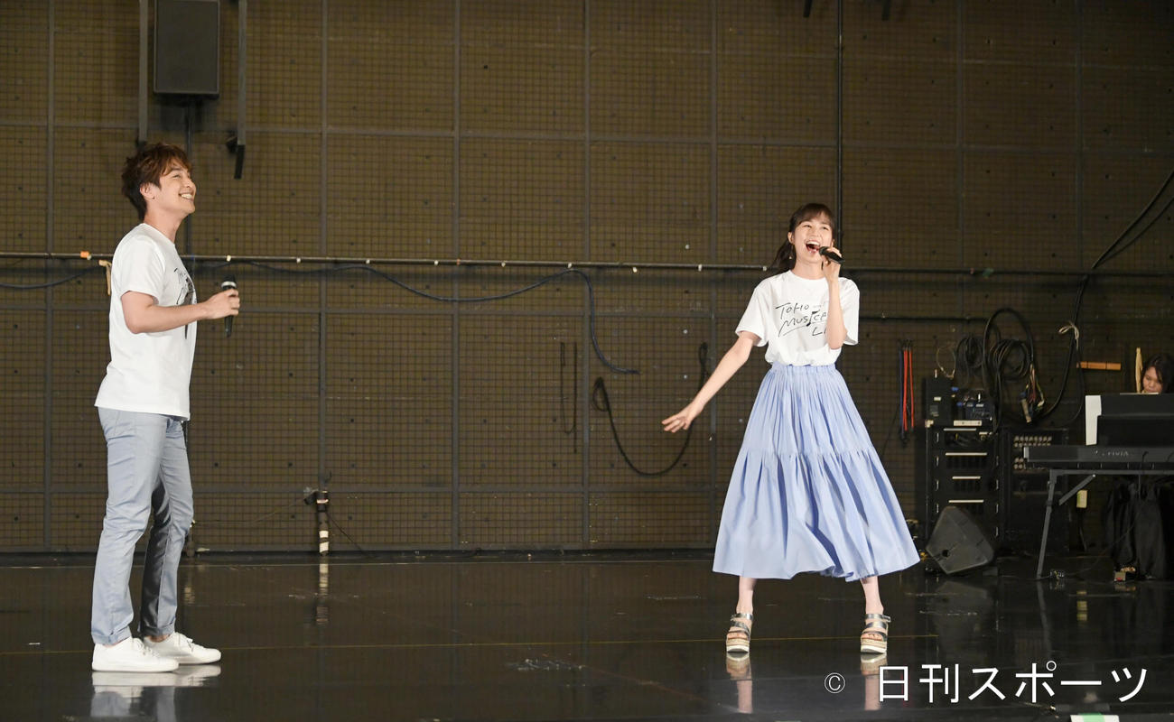 東宝ミュージカルラボの制作発表で歌う、生田絵梨花（右）と海宝直人（撮影・酒井清司）