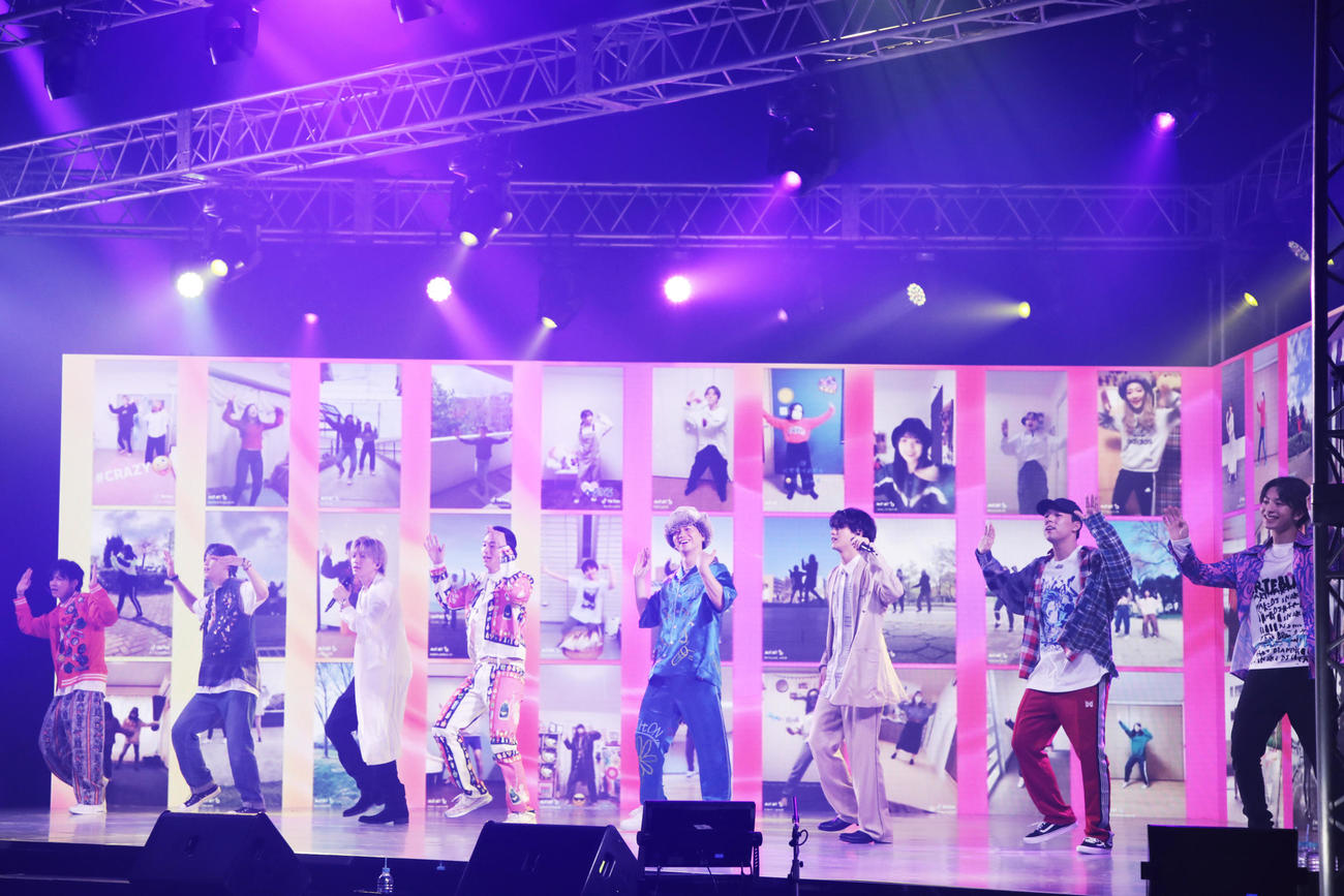 配信ライブ「LIVE×ONLINE」でTikTokでファンが投稿した映像と一緒にパフォーマンスするFANTASTICS