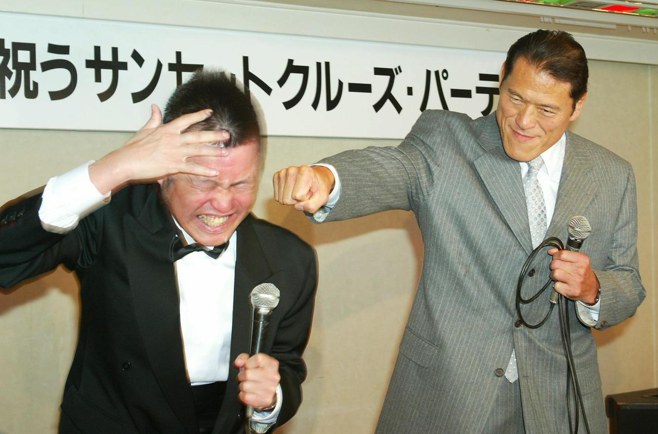 03年2月、アントニオ猪木にパンチを見舞われ痛がる？　春一番さん